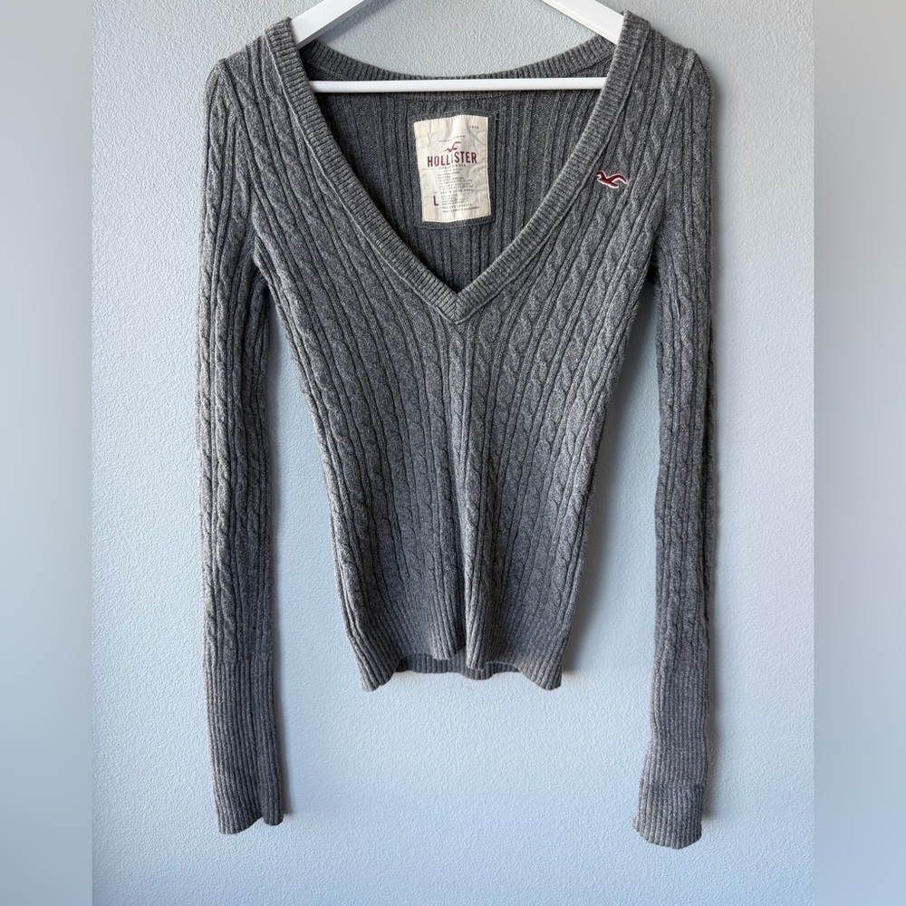 Hollister Y2K dark grey cable knit fitted v-neck long sleeve sweater Women’s L